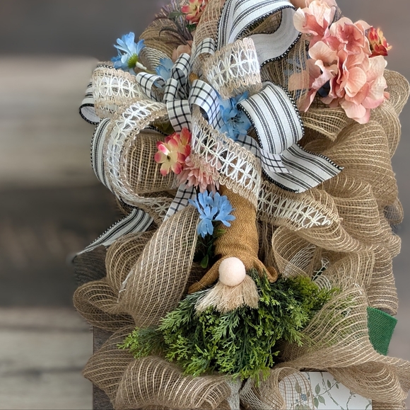 A great beauty gnome/welcome swag wreath - Picture 14 of 17